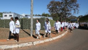 mais medicos cubanos no primeiro dia de trabalho no brasil em 2014 foto sergio lima folhapress.jpg