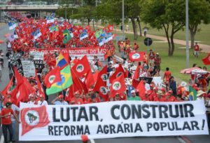 manifestacao-sem-terra-em-brasilia201402120051.jpg