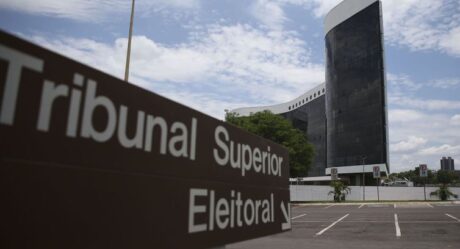 Moraes suspende julgamento de Bolsonaro