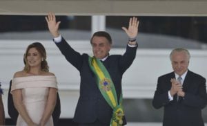 Bolsonaro (Ao centro) após receber faixa de Temer: Acabou o ambiente de festa (foto Marcelo Camargo, Abr)