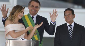 Michelle Bolsonaro quebra protocolo e discursa em libras no Parlatório