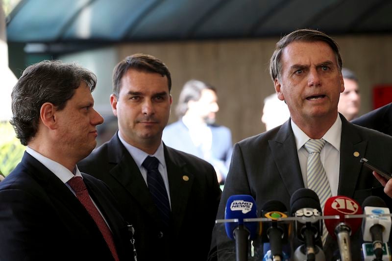 Carlos Bolsonaro, ao centro, entra em polêmica com Hulck (foto Wilson Dias, Abr)