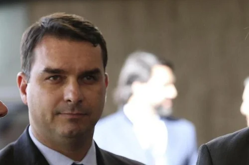 Acusado de envolvimento com milícias no Rio, Flávio Bolsonaro diz que processará Ancelmo Góis