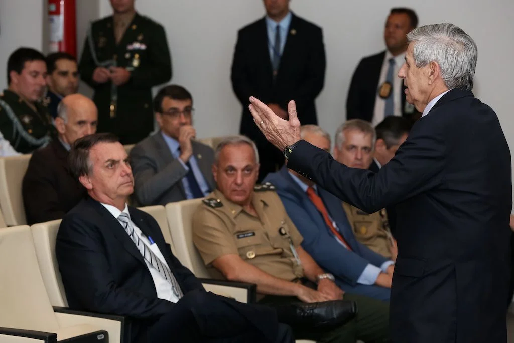 Jair Bolsonaro observa o general Heleno em discurso (foto Marcos Correia, PR)