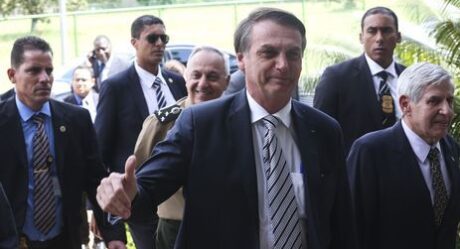 Decreto que flexibiliza posse de arma sai este mês, diz Bolsonaro