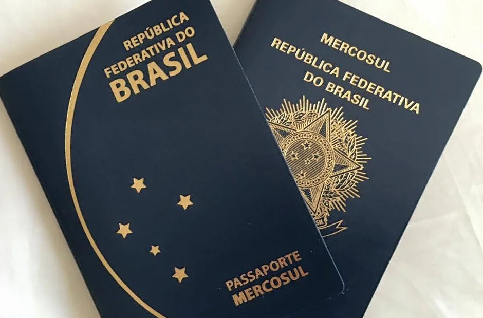 Por ‘amor à pátria’, Bolsonaro quer retirar brasão do Mercosul de passaporte