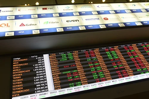 Bolsa fecha em queda pressionada por Itaú, mas mantém 98 mil pontos