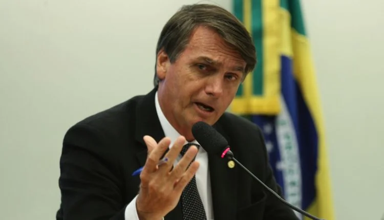 Bolsonaro tem febre novamente e médicos detectam pneumonia, diz boletim