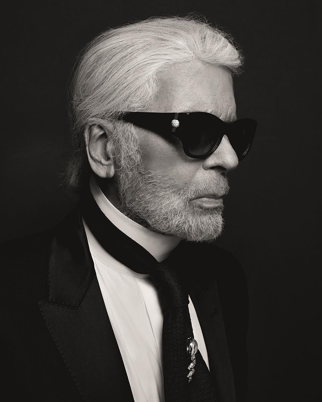 Ao som de Bowie, Fendi desfila em Milão última coleção de Karl Lagerfeld