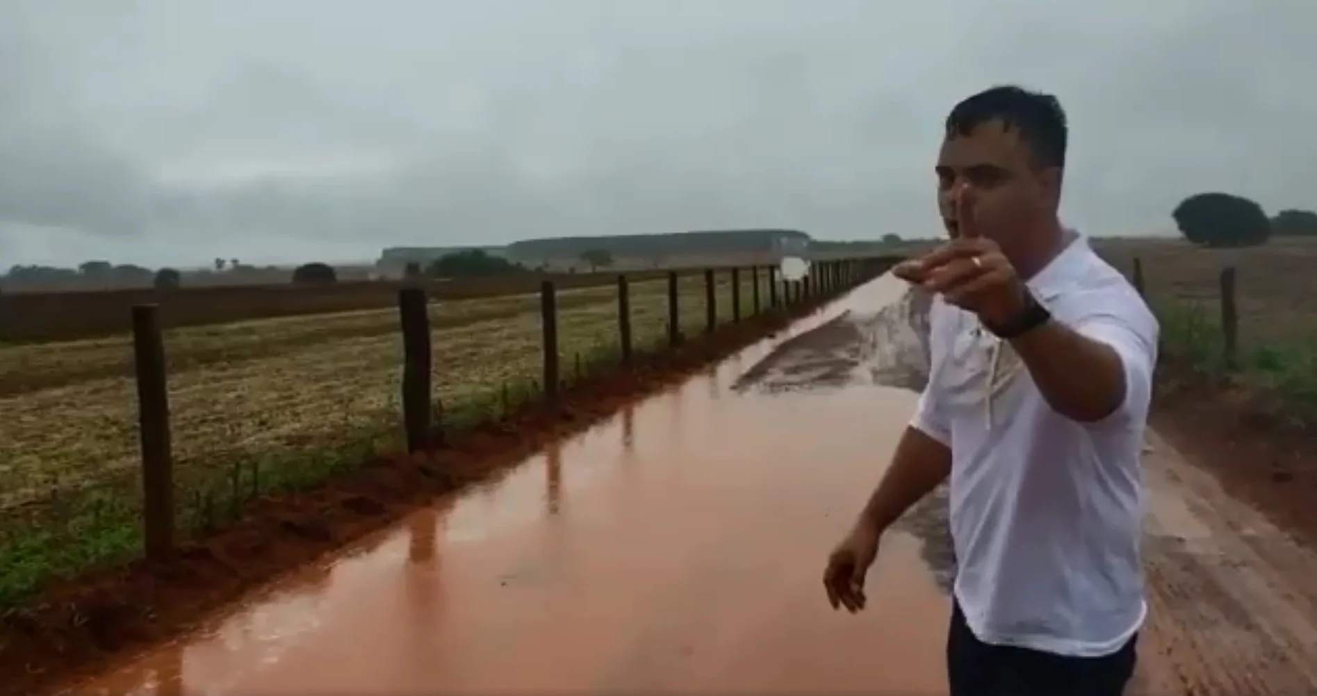 Prefeito de Turvânia revolta-se contra fazendeiro por causa de estrada sem escoamento