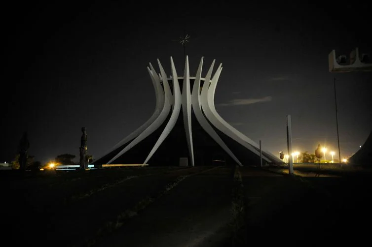 Monumentos apagam as luzes hoje à noite durante a Hora do Planeta