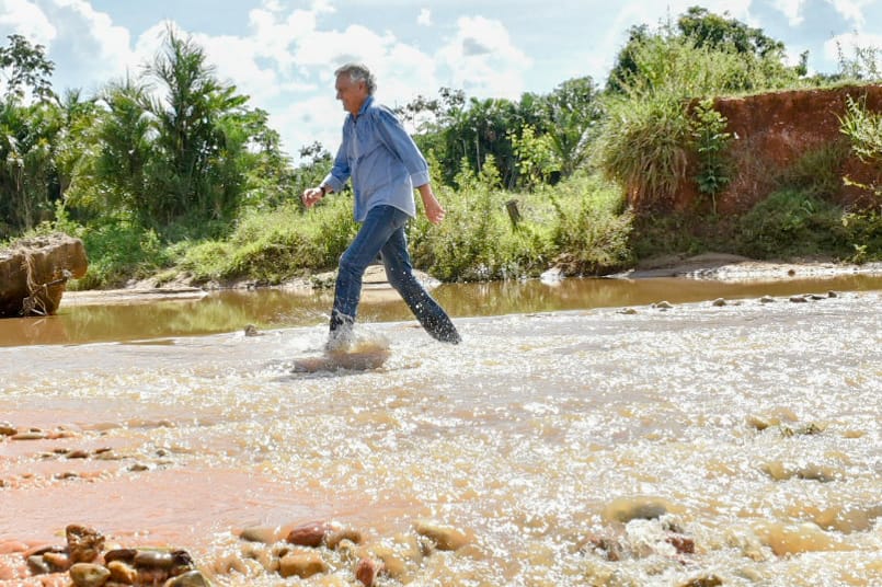 caiado atravaessa corrego foto octacilioqueiroz