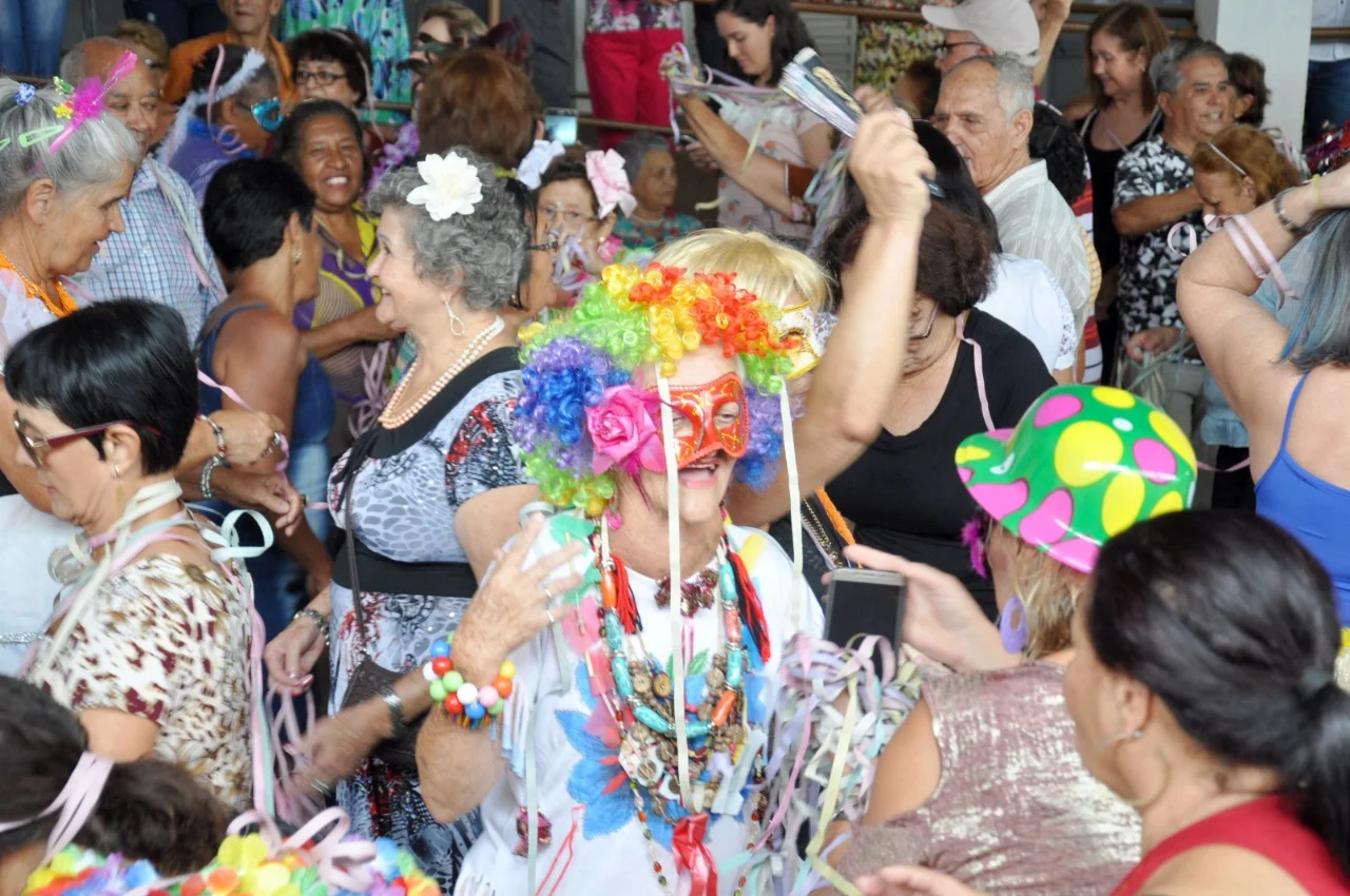 Em Anápolis, idosos celebram o Carnaval com marchinhas e fantasias