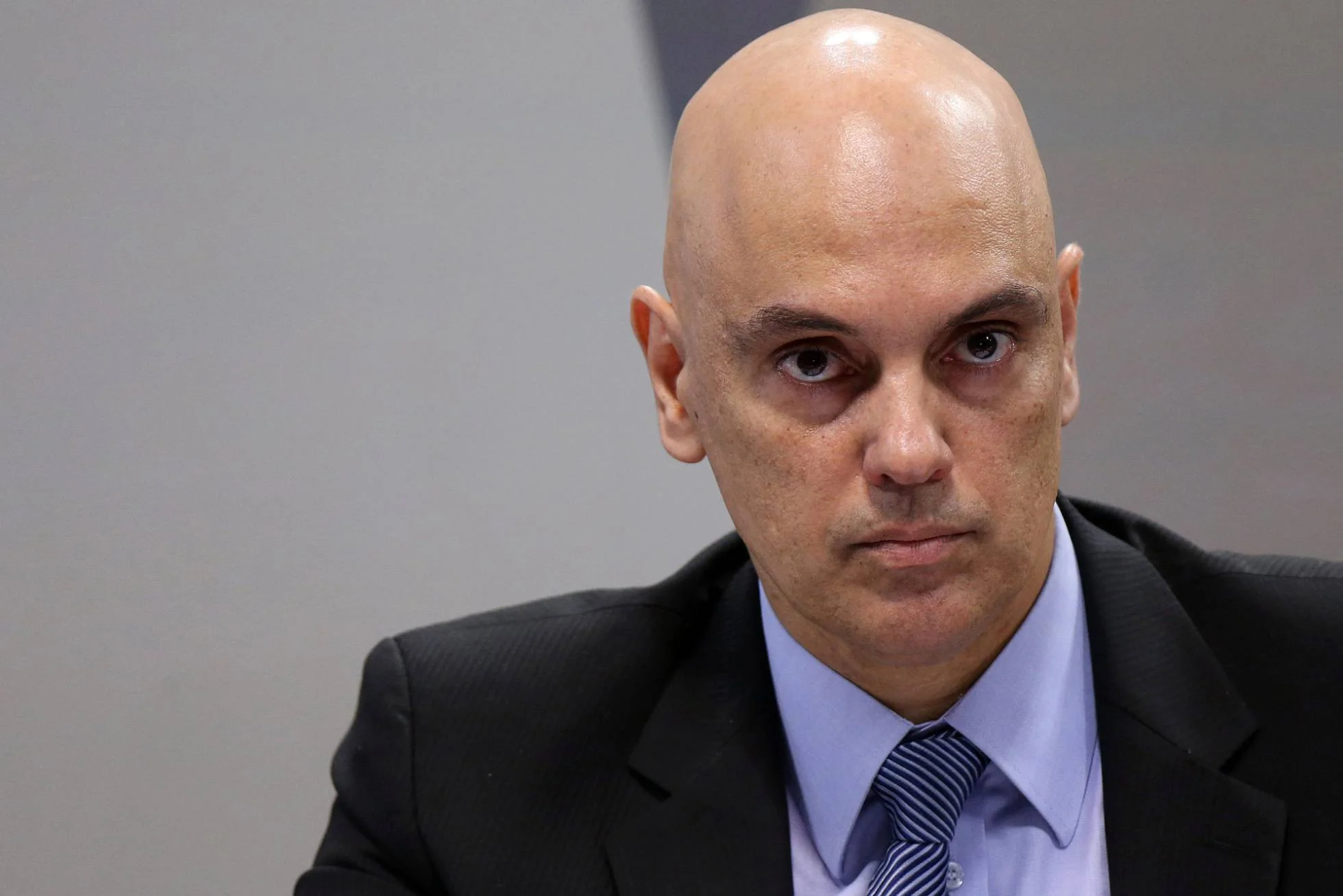 Com mandados de busca e apreensão autorizados, Alexandre de Moraes contra-golpeia aqueles que atacam o STF