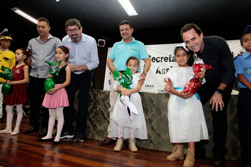 Assistência Social de Aparecida de Goiânia entrega ovos de páscoa para crianças do município