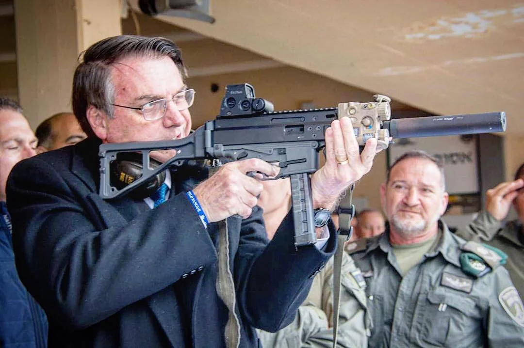 Em Jerusalém, Bolsonaro publica foto segurando metralhadora e volta a falar em armar população