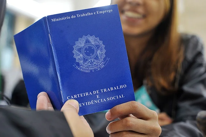 Carteira de Trabalho continuará sendo emitida no Vapt Vupt, mas prazo de entrega aumenta