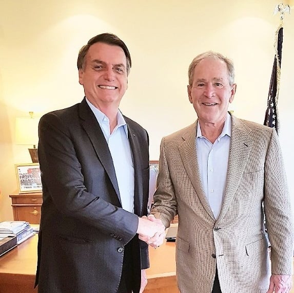 Em Dallas, Bolsonaro se reúne com George Bush