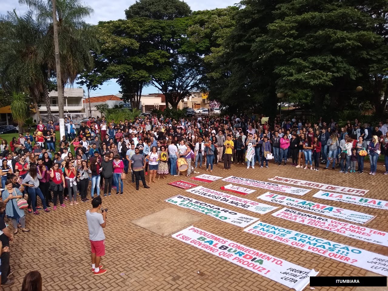 educacao protesta em itumbiara