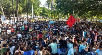 Manifestação contra cortes na educação mobiliza Goiânia na tarde desta quarta-feira (15)