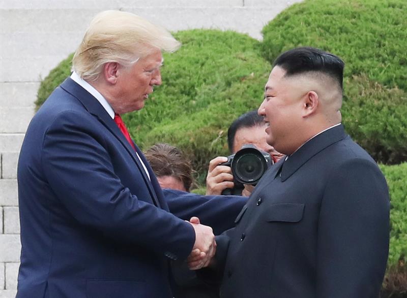 Trump e Kim Jong Un devem retomar negociações para desnuclearização