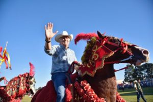 ronaldo caiado montago cavalo cavalhada foto hegon correia