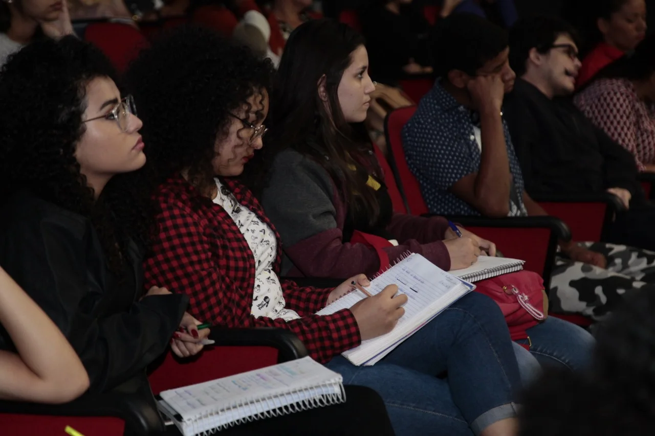 Alunos da rede pública de Aparecida se preparam para Enem