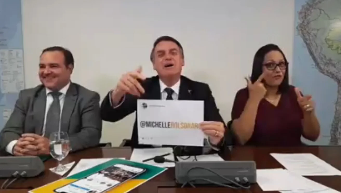 Para “ter recompensa”, Bolsonaro pede para que sigam sua primeira-dama no Instagram