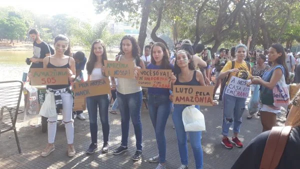 Juventude faz protesto contra queimadas e sobram críticas a Bolsonaro e Caiado