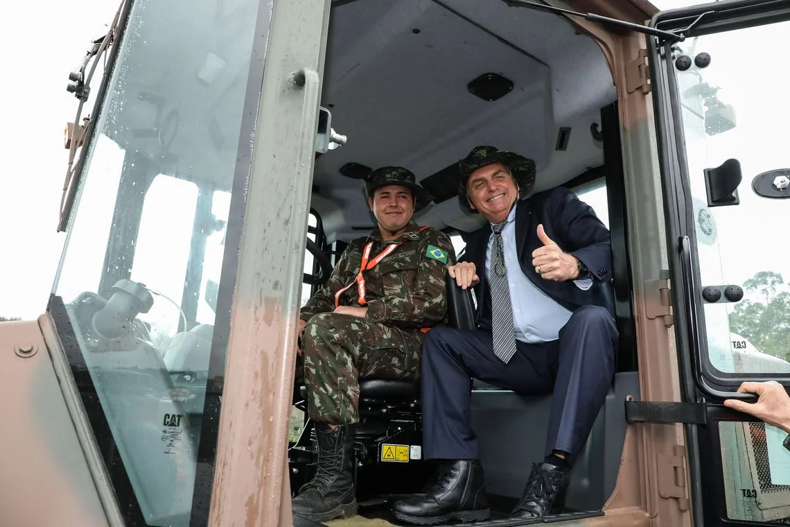 Ao anunciar retirada de radares móveis em rodovias, Bolsonaro diz que é covardia receber multa no “final de um retão”