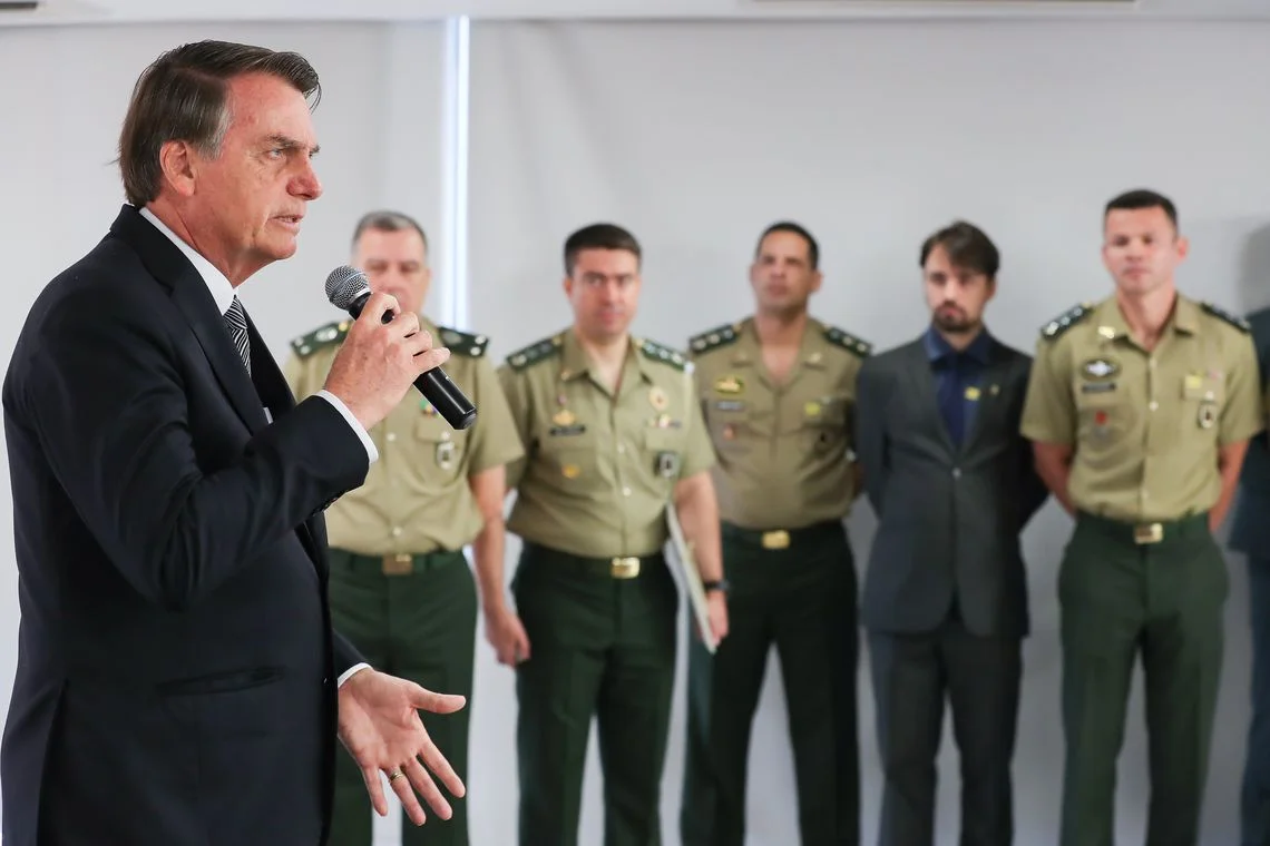 No dia do Soldado, Bolsonaro afirma que existe uma “guerra da informação” no Brasil