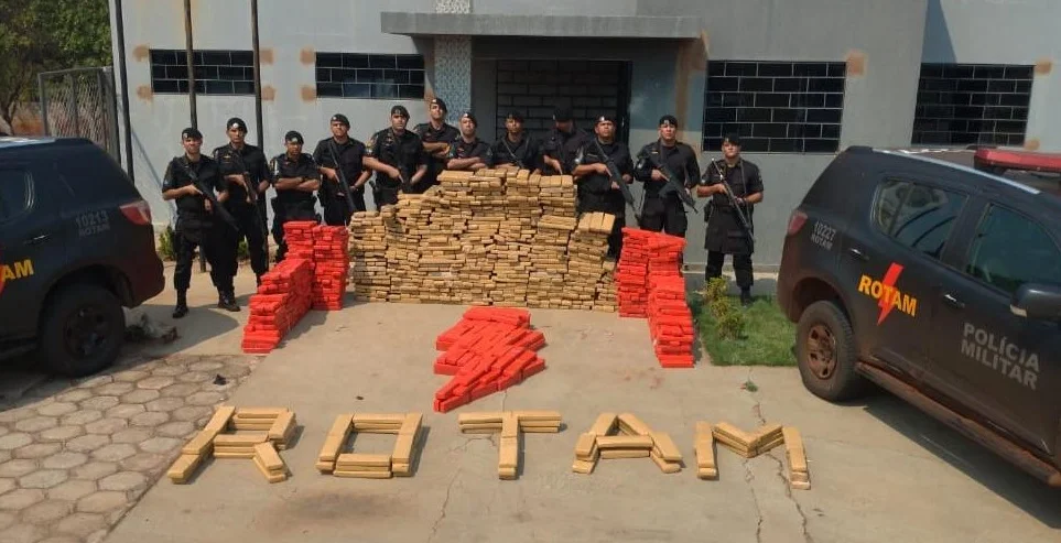 Após 36 horas de operação, PM recupera caminhonete e apreende duas toneladas de maconha no interior do estado