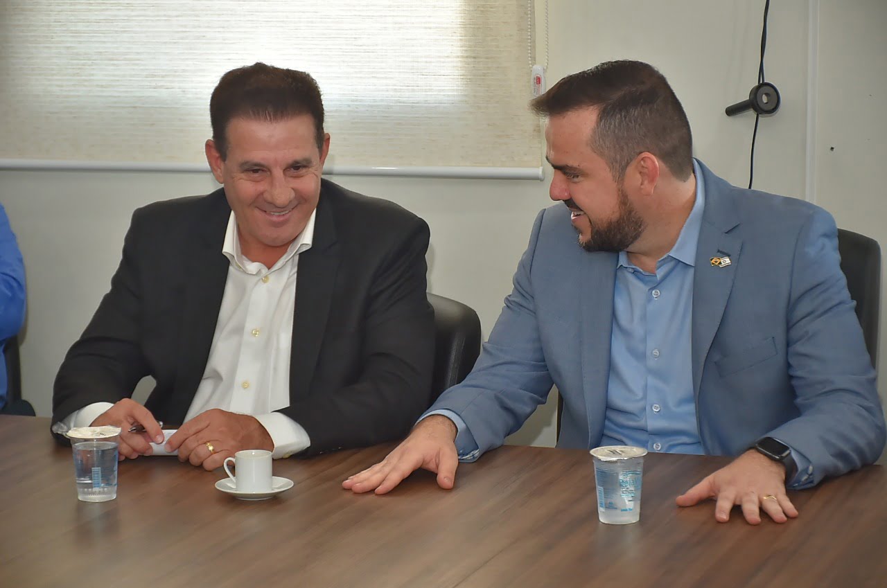 (Foto: Mendanha e Cardoso discutem demandas e investimentos para Aparecida de Goiânia. Crédito da Foto: Rodrigo Estrela)