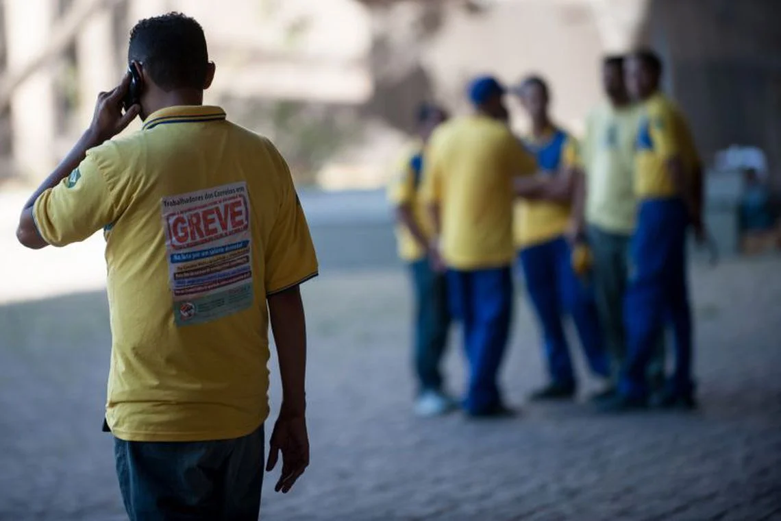 Após decisão judicial, funcionários dos Correios decidem suspender a greve