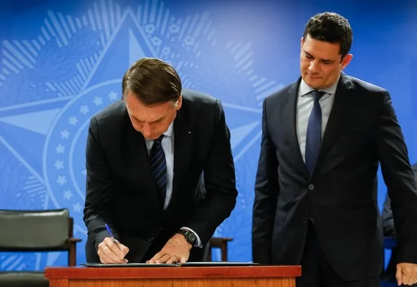 (Ao lado de Moro, Bolsonaro participa de evento em Brasília, junho passado. Para a população, o relacionamento entre os dois segue firme e forte. Foto: Alan Santos/PR)