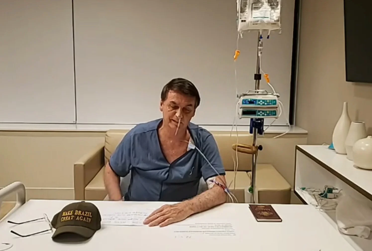 Do hospital e com sonda Bolsonaro faz live de 3 minutos