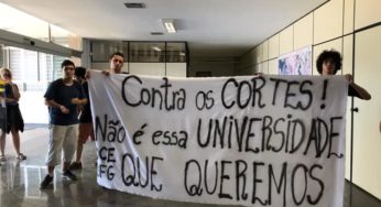 Estudantes da UFG ocupam reitoria contra cortes na educação