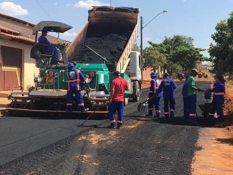 Prefeitura lança obras de pavimentação no Residencial Park Solar