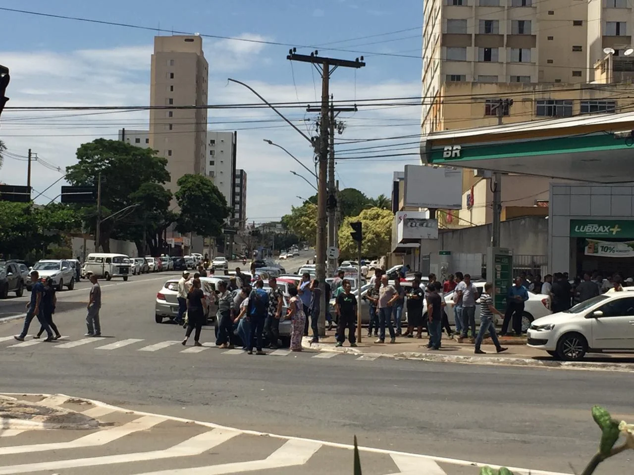 Motoristas de aplicativo protestam em frente ao Palácio Pedro Ludovico e denunciam novo assassinato