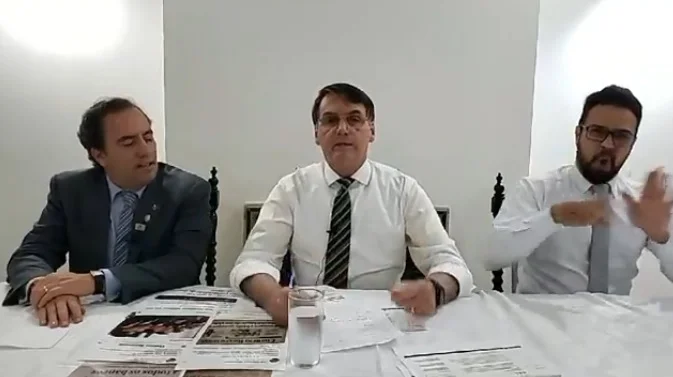 Bolsonaro sugere que Hugo Chávez “está vivo em algum lugar bem quente por aí”