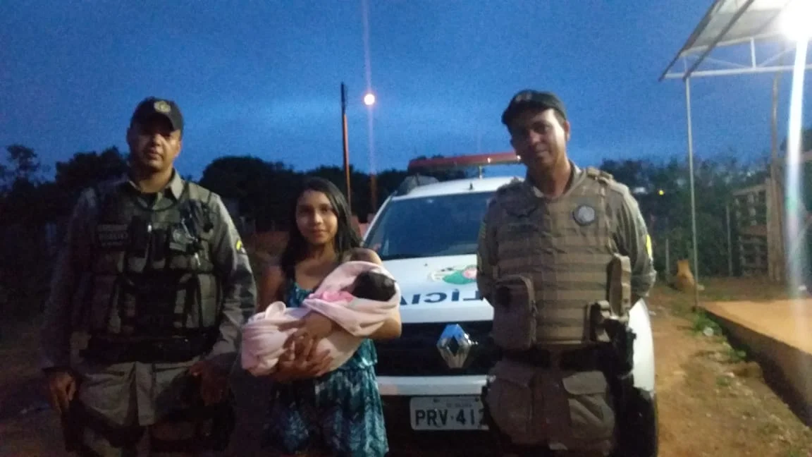 Policiais militares ajudam a salvar bebê que engasgou com leite materno