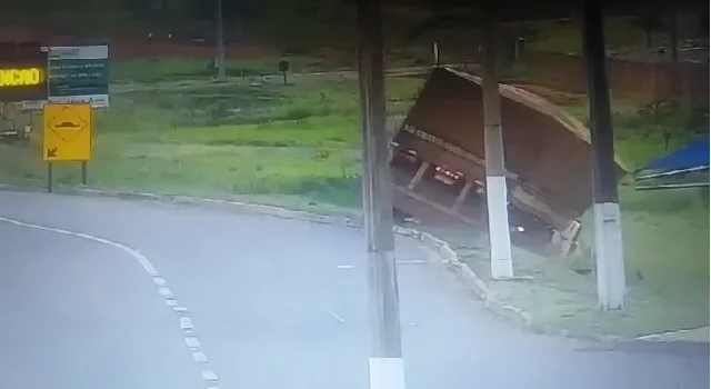 Caminhão com 30 toneladas de soja e sem motorista tomba na BR-050