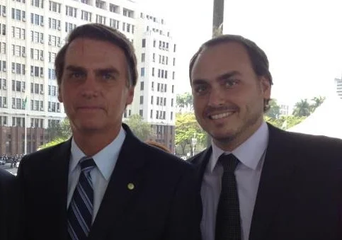 Carlos Bolsonaro apaga contas em redes sociais