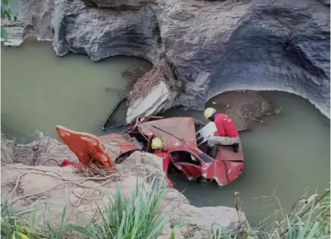 Homem morre após carro cair de ponte em Padre Bernardo