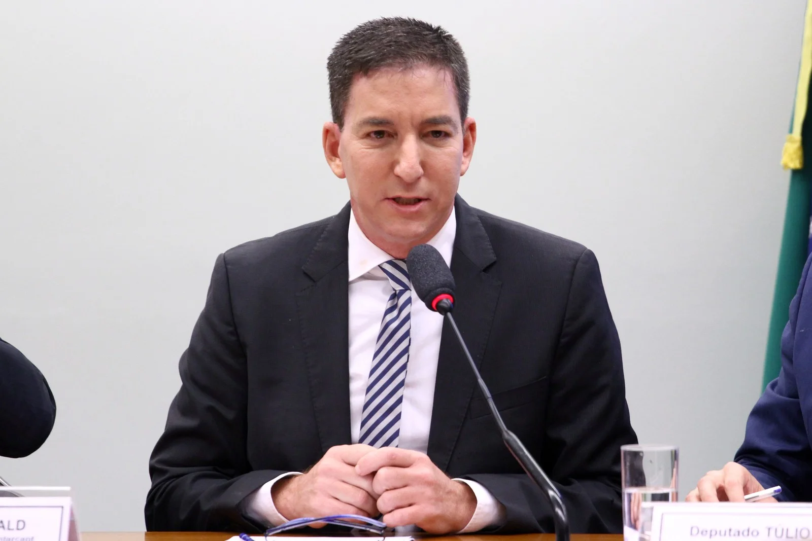 Entidades repudiam investigação contra Greenwald; Políticos se dividem