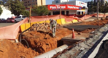 Obras de drenagem na Avenida Goiás são retomadas e mudam trânsito