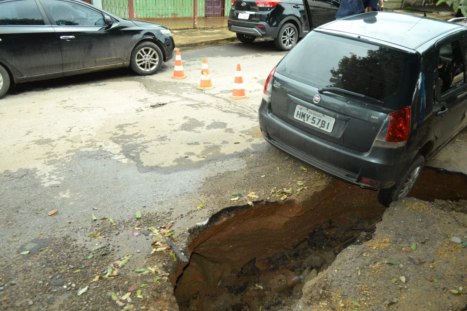 Após obra da Saneago, asfalto cede e danifica carro em Niquelândia