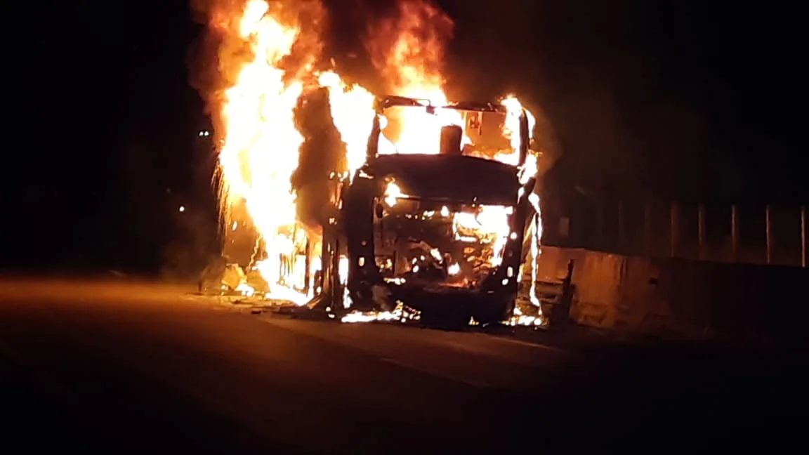 Incêndio em ônibus interdita trecho da BR-060, em Goiânia