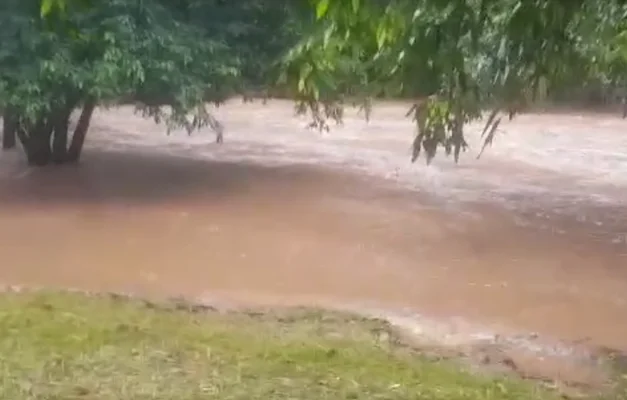 Nível do Rio Vermelho baixa, mas Bombeiros mantêm monitoramento