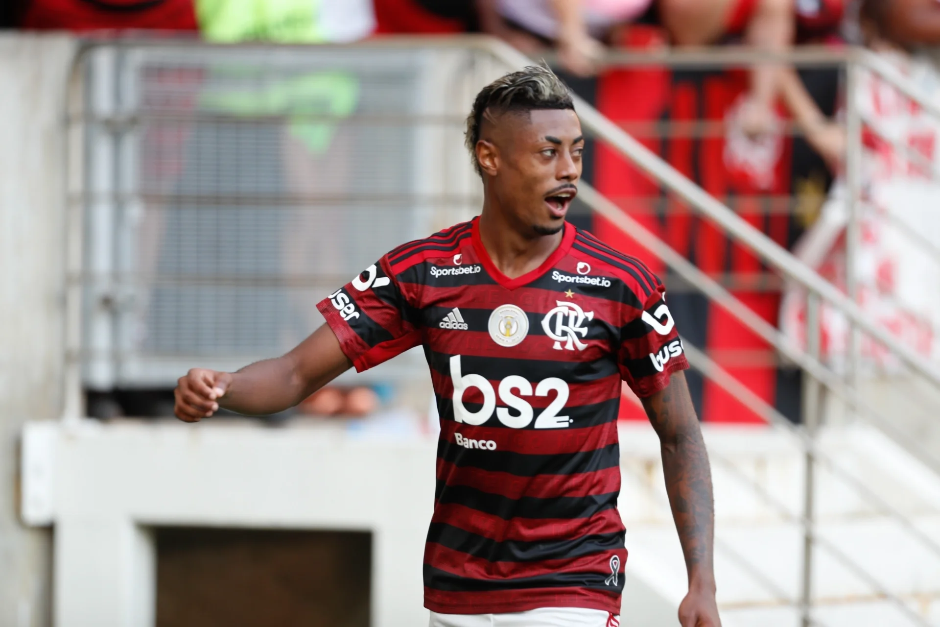 Após susto, Bruno Henrique acalma torcida: “Estou bem”